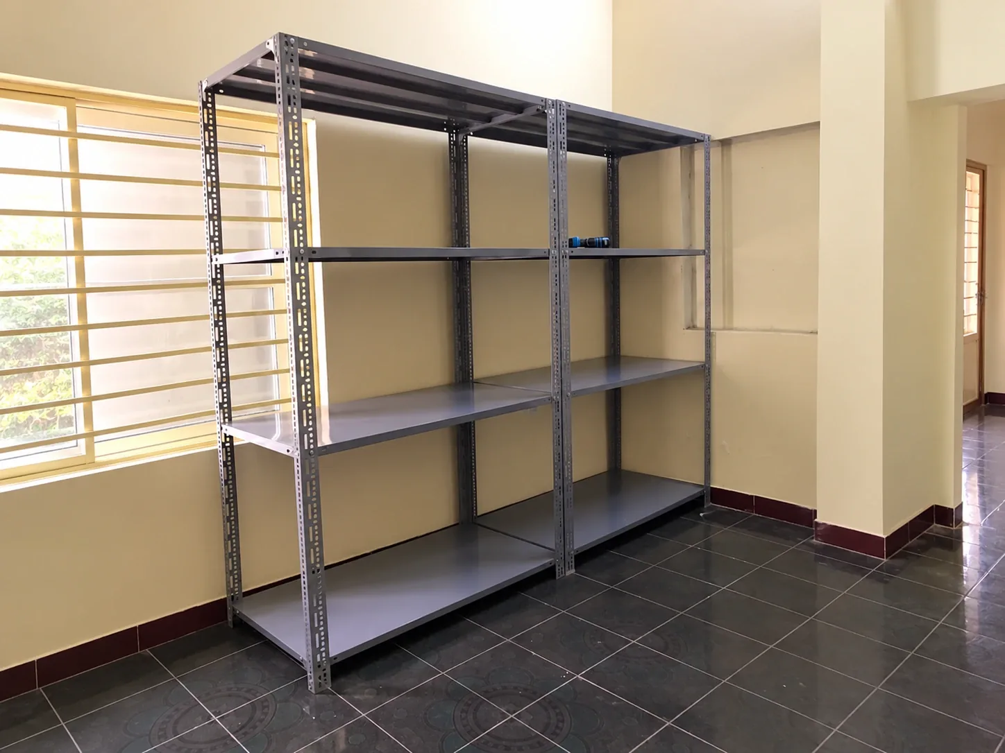 Kệ v lỗ 4 tầng: dài 1500 x rộng 400 x cao 1500